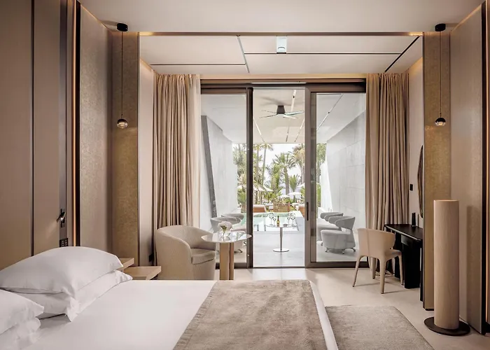 Apartahotel Amathus Residences 5*