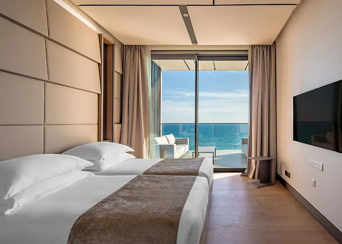 Apartahotel Amathus Residences 5*