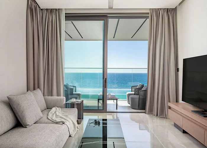 Apartahotel Amathus Residences