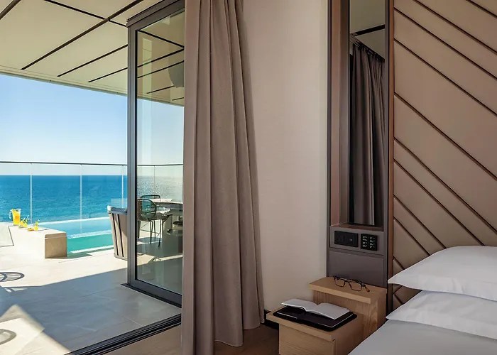 Amathus Residences Aparthotel 5*